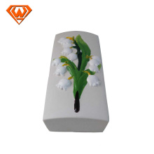 keramischer Luftbefeuchter verziert in der bunten Blume